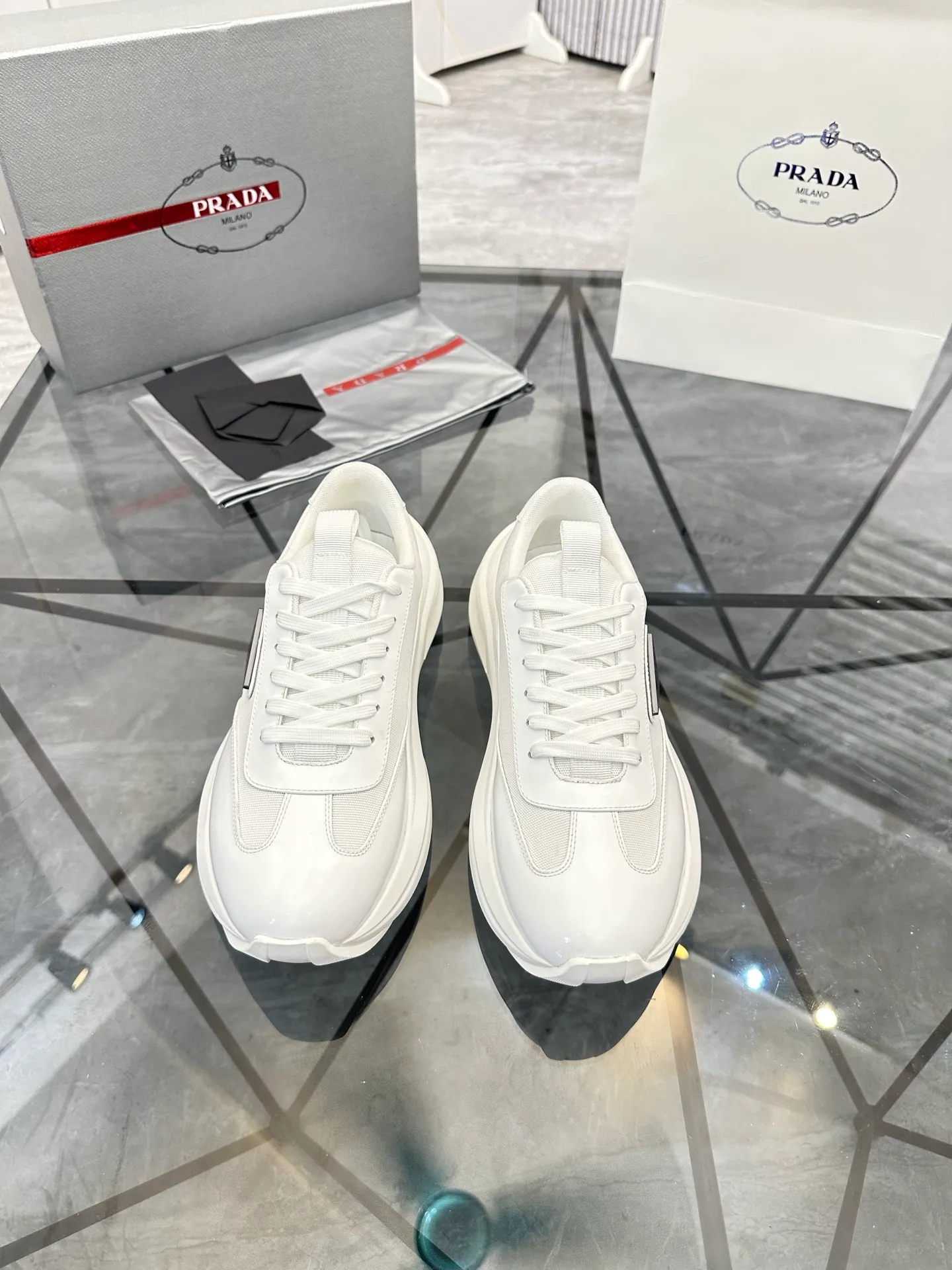 Men's shoes: 💰P680¥ High-end top quality Product trademark: Prada *"Prada*" low-top casual shoes Regular size: 38-45 (can be customized to 46) Product materials: Upper imported cowhide spliced ​​with breathable mesh, breathable lining, cowhide foot pads, original ultra-light foam outsole. No.: 001